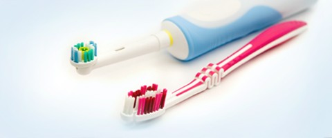 Erleichterte Zahnpflege für Ältere durch elektrische Zahnbürste