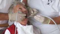 Eine professionelle Zahnreinigung alle drei Monate ist effektiv