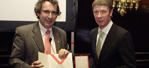 Dr. Dietmar Oesterreich mit der Friedrich-Römer-Ehrenmedaille der Aktion zahnfreundlich 2009 ausgezeichnet
