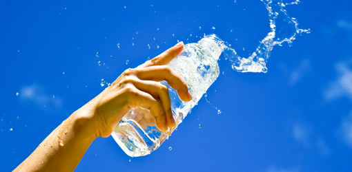 Durch Flüssigkeitsmangel können Speichelsteine entstehen