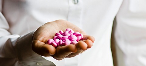 Trockener Mund: Zusammenhang mit Mehrfachmedikationen