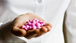 Trockener Mund: Zusammenhang mit Mehrfachmedikationen