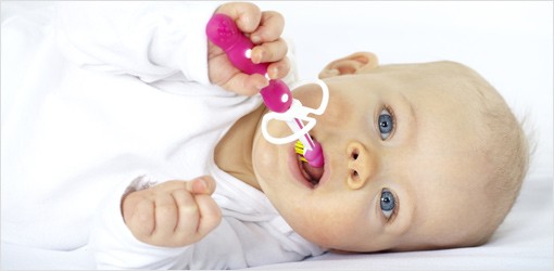 Schon Babys lieben Zähneputzen