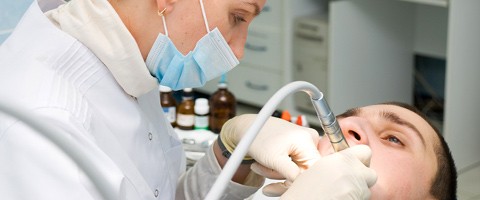 Mit 30.000 Schwingungen pro Sekunde unsichtbarem Zahnstein auf der Spur