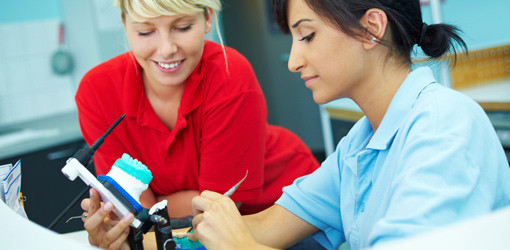 Saisontypischer Auftragsrückgang im Zahntechniker-Handwerk