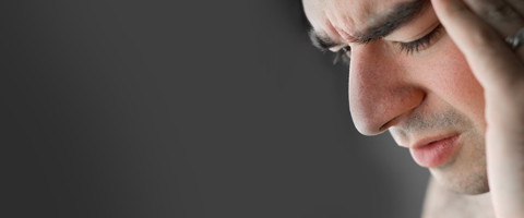 Zähneknirschen in der Nacht kann morgens zu Kopfschmerzen führen