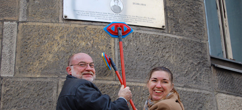 175. Geburtstag Henriette Hirschfeld-Tiburtius - 1. Zahnärztin Deutschlands: Zahnärztekammer und Zahnärztinnenverband reinigen Gedenktafel in Berlin