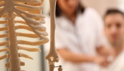 Osteoporose kostet Schweiz Milliarden