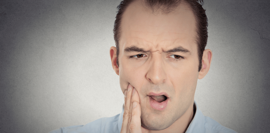 Ran an den Eiter! Mann öffnet eigenhändig Abszess am Kiefer