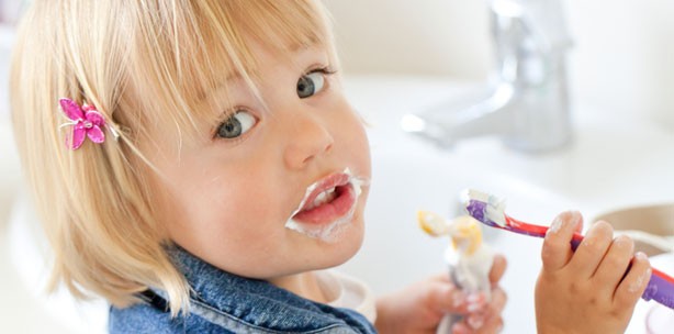 Kind muss Zahnpasta ausspucken können