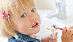 Kind muss Zahnpasta ausspucken können