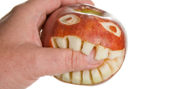 Apfelgriebsch samt Zähnen aus dem Auto geworfen