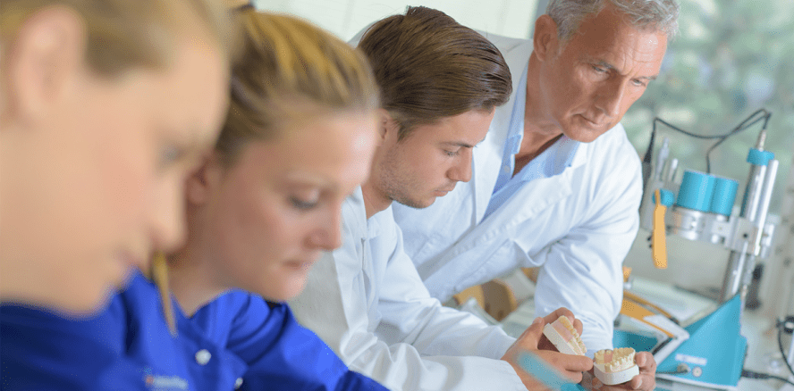 Gute Rahmenbedingungen für Azubis in Berliner Zahnarztpraxen