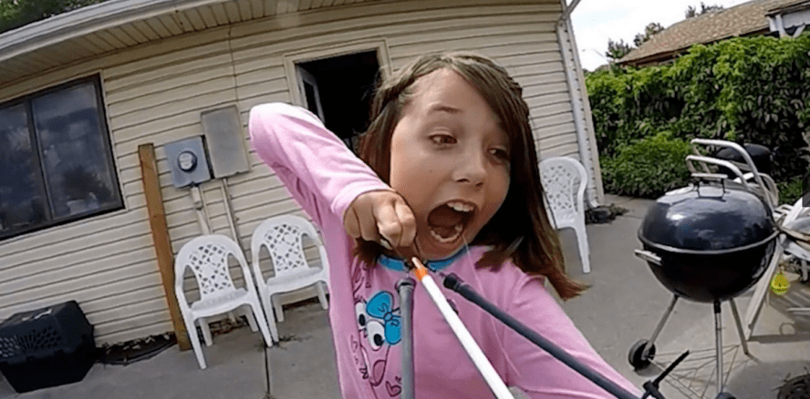 Toughe Elfjährige zieht sich mit Zwille den Backenzahn