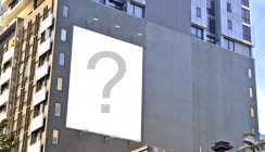 Zahnarztwerbung über Fensterfront