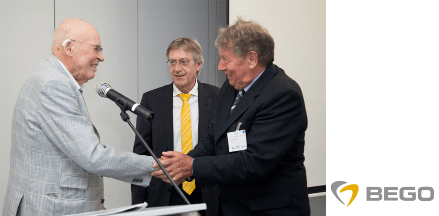 Joachim Weiss wird zum Ehrenmitglied der PAZ ernannt