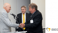 Joachim Weiss wird zum Ehrenmitglied der PAZ ernannt