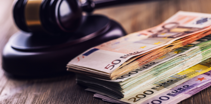 Zahnarzt wegen Betrugs in Höhe von 900.000 Euro vor Gericht