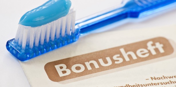 Frauen nutzen zahnärztliches Bonusheft öfter