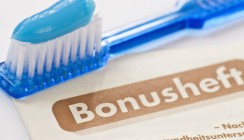 Frauen nutzen zahnärztliches Bonusheft öfter