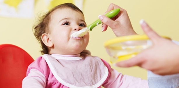 Babys nicht mit Trinkbrei füttern
