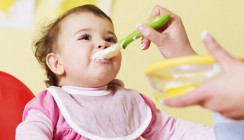 Babys nicht mit Trinkbrei füttern