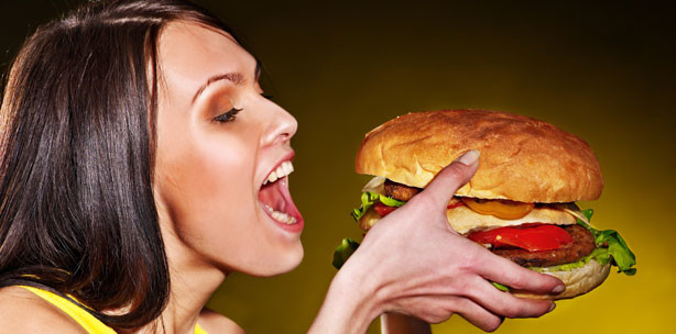 Frau renkt sich an XXL-Burger den Kiefer aus