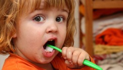 Klebe-Polymer macht Kinderzähne kariesanfälliger