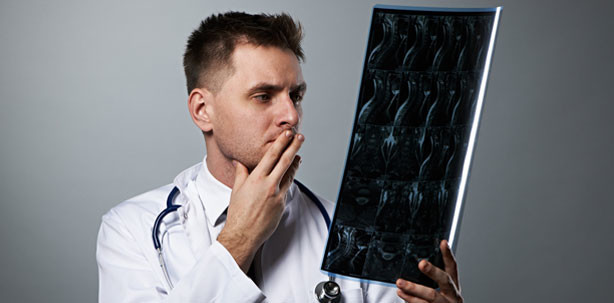 Holzstück im Kopf: Grenzen bildgebender Diagnostik