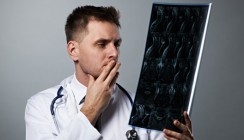 Holzstück im Kopf: Grenzen bildgebender Diagnostik