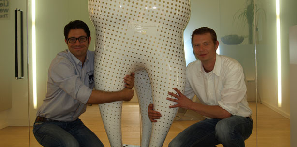 Zahnskulptur schmückt Deutschlands schönste Zahnarztpraxis
