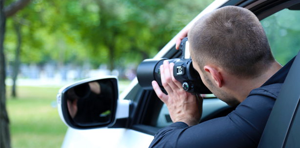 Chef lässt kranke Sekretärin beschatten – Urteil setzt Grenzen