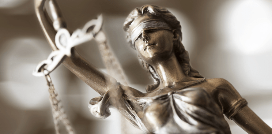 Anklage wegen Handels mit erfundenen Doktortiteln