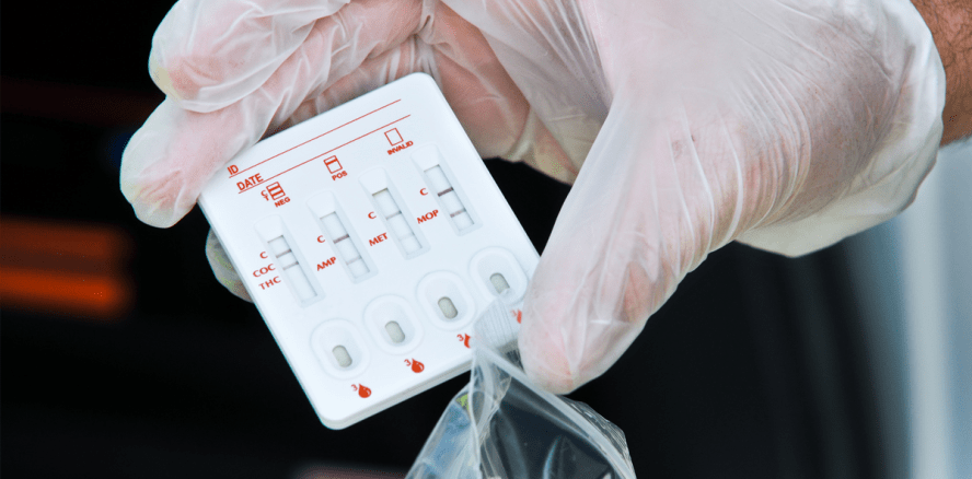 Zahnputz-Aktion hinterm Steuer entpuppt sich als Drogenproblem