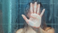 Zwangsduschen als Trick für heimliche Filme in Zahnarztpraxis