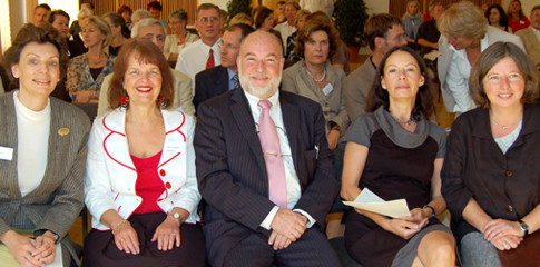 Präsident der ZÄK Berlin Dr. Schmiedel gratuliert der Schulzahnklinik Charlottenburg