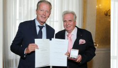 Kieferorthopäde erhält Österreichisches Ehrenkreuz