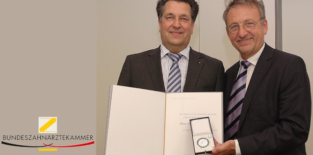 Bundeszahnärztekammer verleiht Ehrennadel