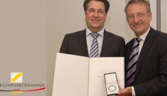 Bundeszahnärztekammer verleiht Ehrennadel
