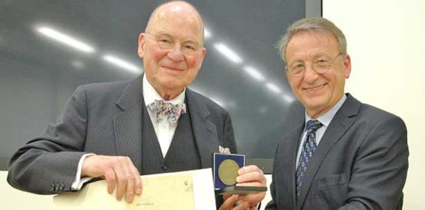 Fortbildungsmedaille für Prof. Dr. Dr. Franz Härle