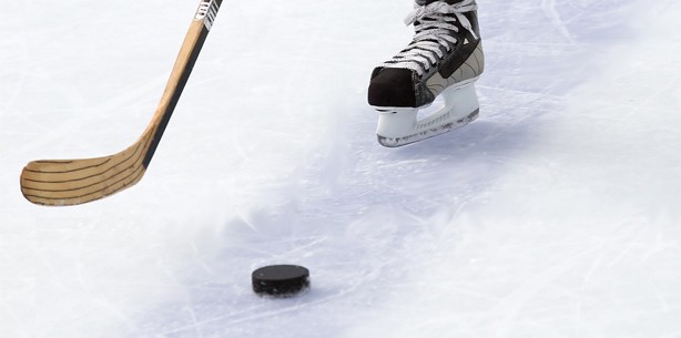 NHL-Star zieht sich Zahn während des Spiels