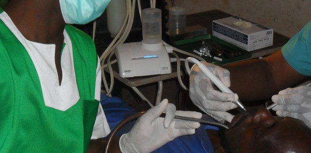 Mit dem EMS Piezon miniMaster® in Burkina Faso aktiv