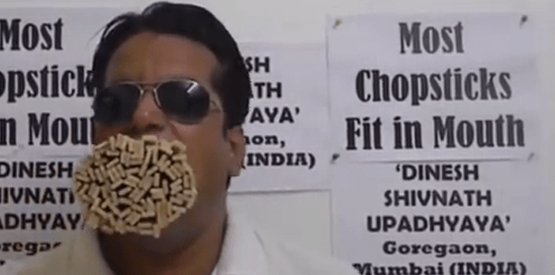 Jumbo-Mund: Inder stapelt 208 Essstäbchen im Mund