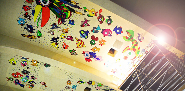 Ein farbenfroher Himmel unter steinernem Gewölbe