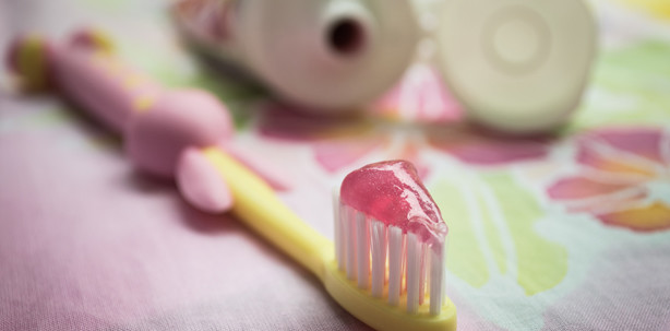Kleinkinder brauchen Zahnpasta mit weniger Fluorid