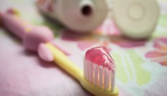 Kleinkinder brauchen Zahnpasta mit weniger Fluorid