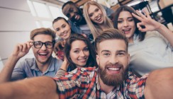 Wie Freunde und Familie unsere Mundgesundheit beeinflussen