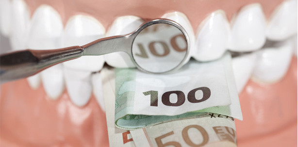 Frontzähne überkront: 6.000 Euro Schmerzensgeld