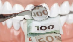 Frontzähne überkront: 6.000 Euro Schmerzensgeld