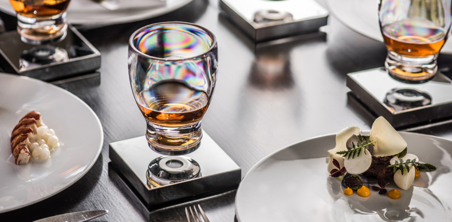 Küchenutensil der besonderen Art: Das schwebende Glas